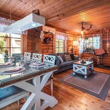 Minivilla Peikonpesae Ulkoporeallas & Pihasauna * Loppi