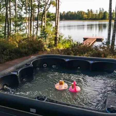 Minivilla Peikonpesae Ulkoporeallas & Pihasauna *