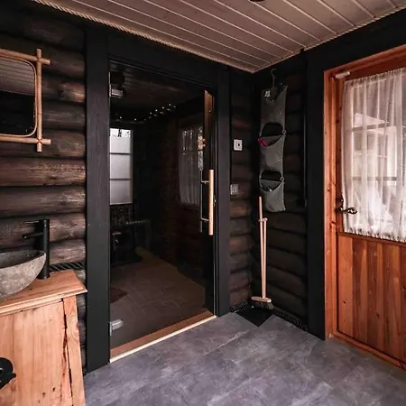 Minivilla Peikonpesae Ulkoporeallas & Pihasauna 木屋